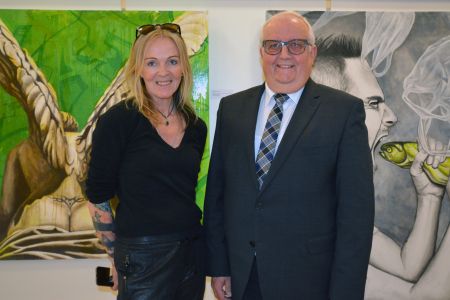 Gemalte Großaufnahmen packen mit ihrem Realismus –  Claudia Cremer-Robelski und Vinzenz Heggen eröffnen die Ausstellung   Bildnachweis: Kreis Paderborn, Amt für Presse- und Öffentlichkeitsarbeit, Meike Delang 